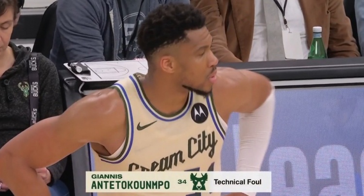 开云体育官网-看不到一点希望！字母哥拿球怒砸篮架泄愤吃到技犯