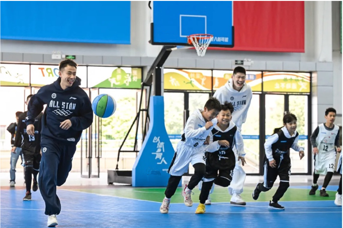 开云app-胡金秋赵继伟走进校园 CBA全明星场外也温暖