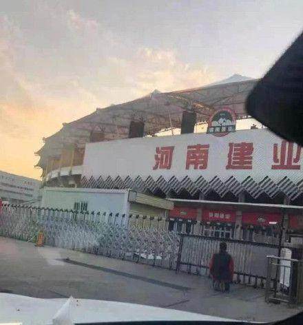开云登录入口-建业球迷下跪抗议更名 胡葆森：养多年不能随你姓